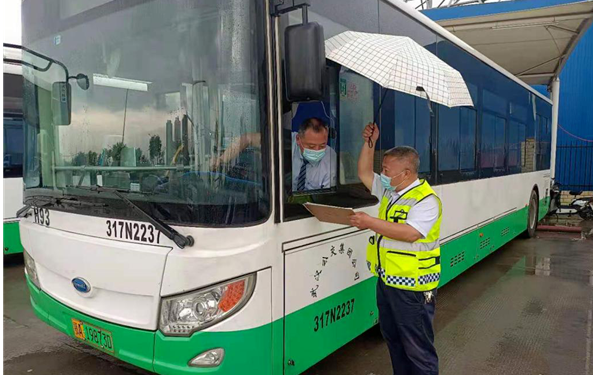 武漢公交多舉措應對強降雨天氣，保障市民安全出行(圖1)