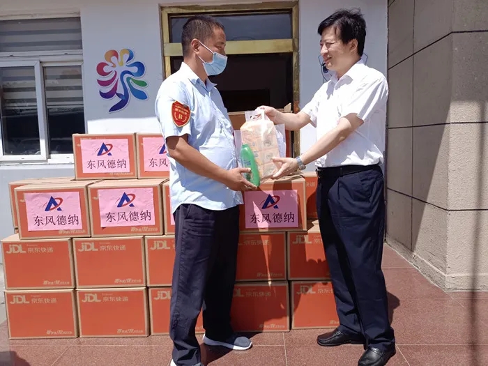 東風德納車橋開展“關愛駕駛員 慰問送一線”活動，致敬烈日下最美“城市擺渡人”(圖6)