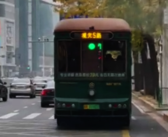 車尾“預報”前方路口紅綠燈？真的！ 這輛公交車變身“移動交通信號燈”(圖1)