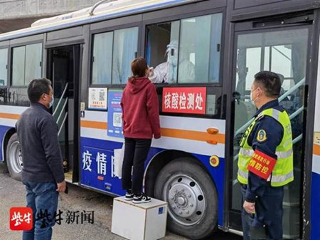 好辦法！“退役”公交車變身疫情防控“值班室”(圖1)