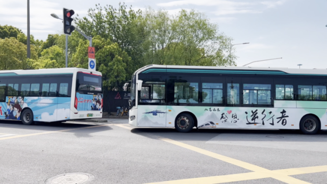 上海100多輛公交車首次推出抗疫海報，將這座城市的感念和心愿載于公交車身！(圖2)